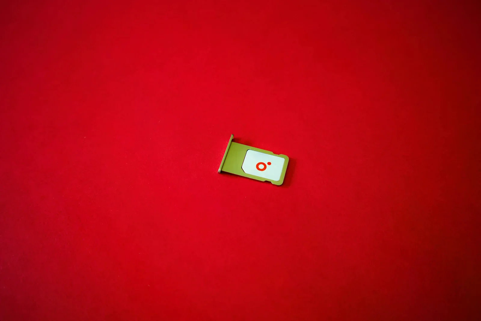紅色背景上的一張 SIM 卡