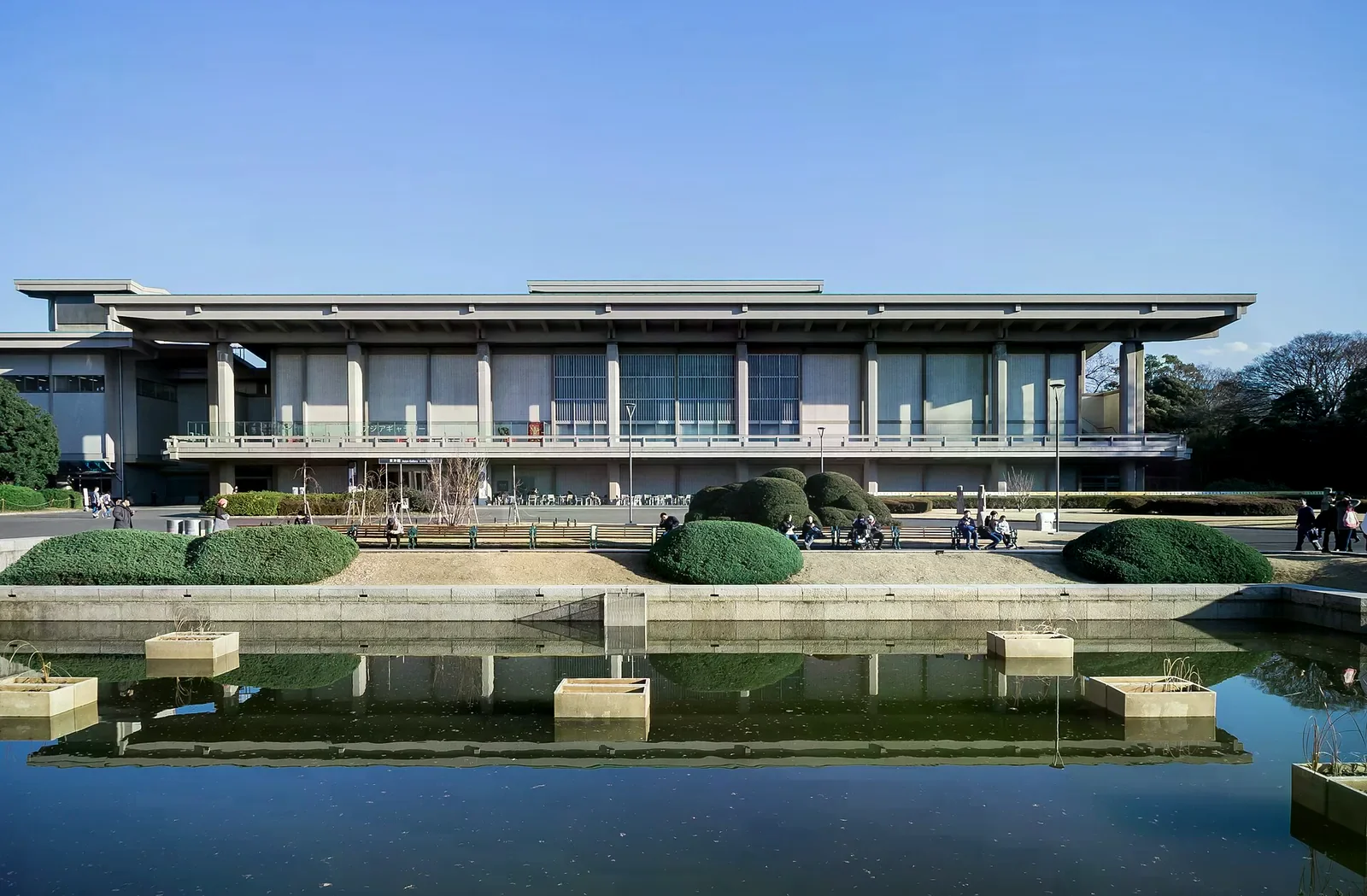 東京國立博物館東洋館的現代建築外觀與前方水池