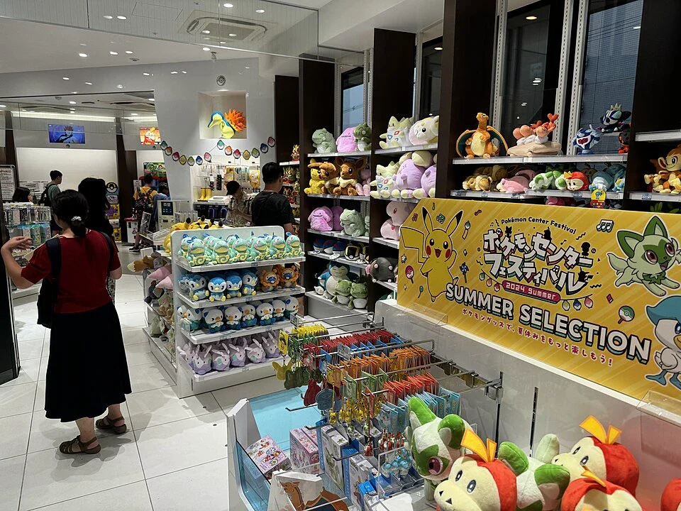 2024年京都寶可夢中心的多商品陳列；歷史照片不代表現在供貨。