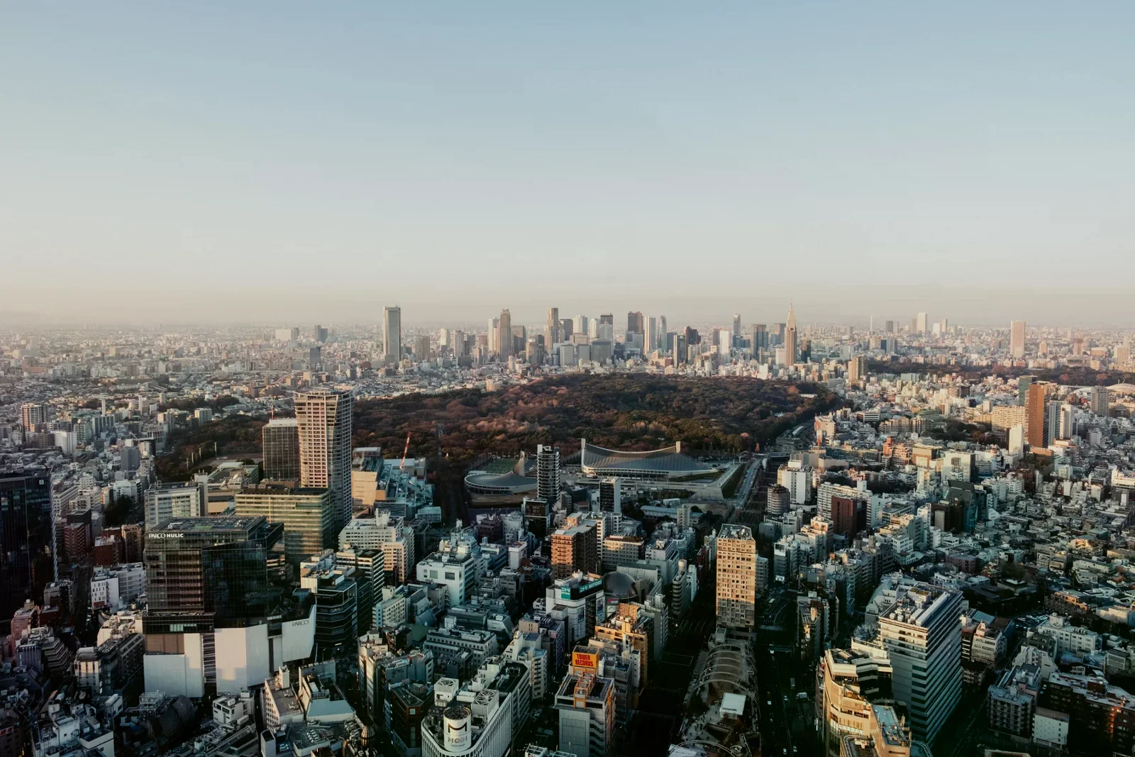 黃昏時分俯瞰東京市區天際線與密集街廓