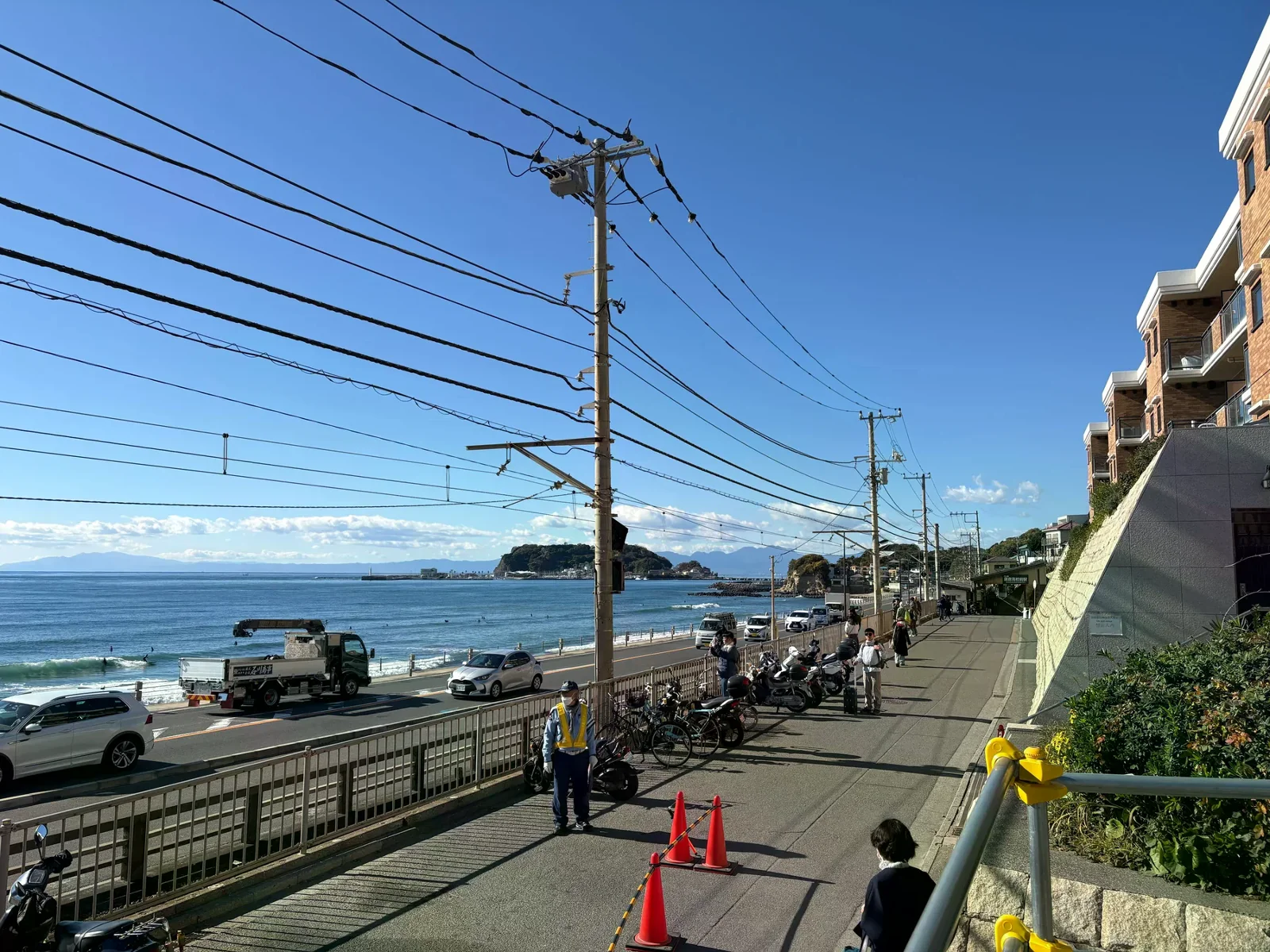 鎌倉海岸道路、步道與遠方海面的情境照