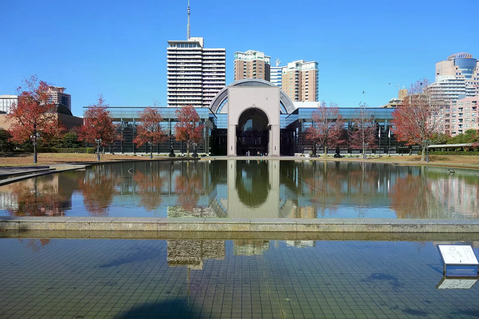 福岡市博物館的拱形入口、玻璃帷幕與門前水池