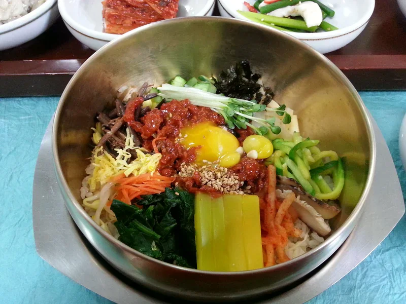 全州餐館供應的一碗拌飯，旁有韓式小菜。