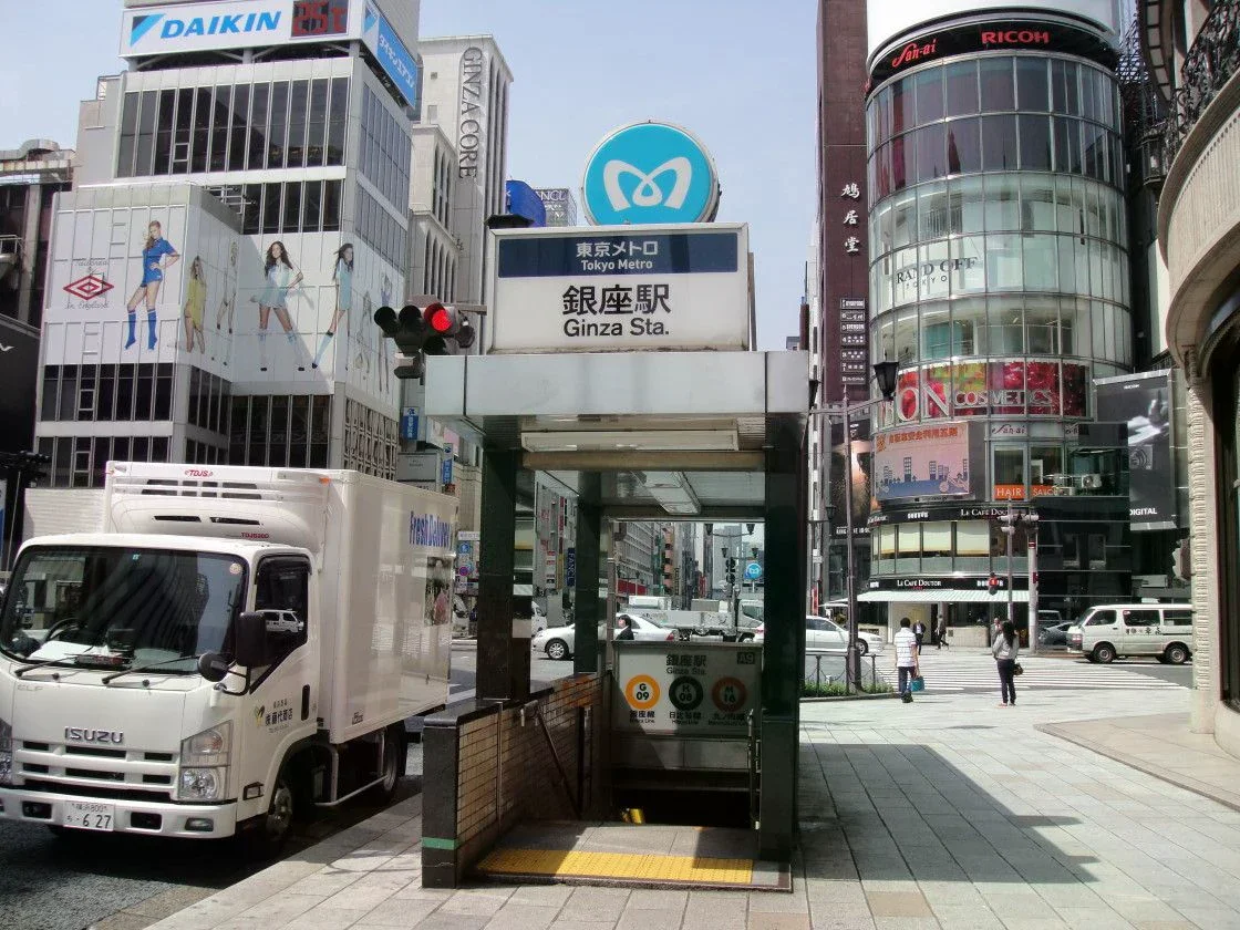 銀座站A9標牌與四丁目街景