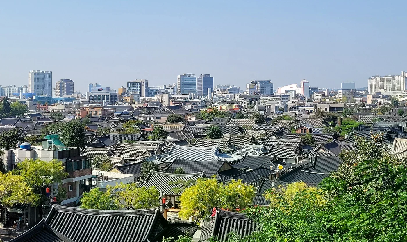 全州韓屋村密集的灰色瓦片屋頂與後方城市建築
