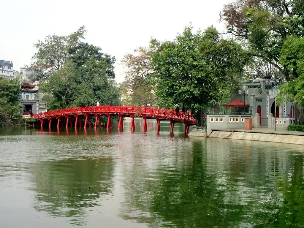 還劍湖上的紅色棲旭橋