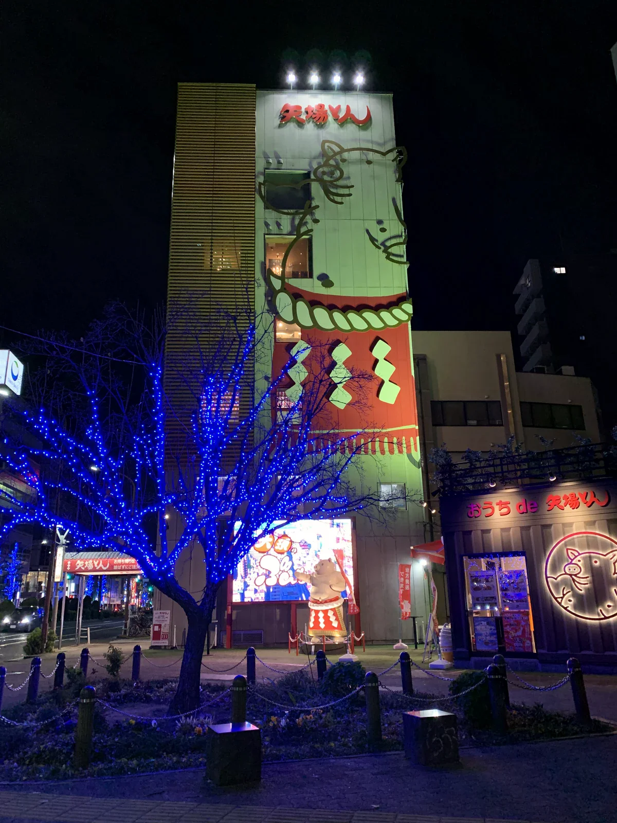 矢場とん本店高樓外牆上的豬圖案