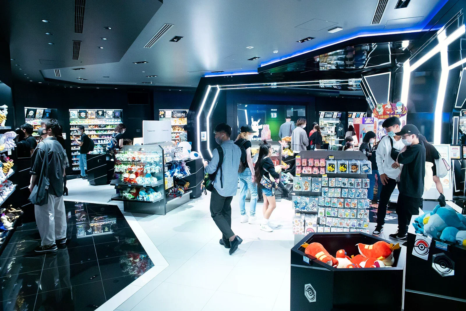 澀谷寶可夢中心商品區與通道，2022年照片。