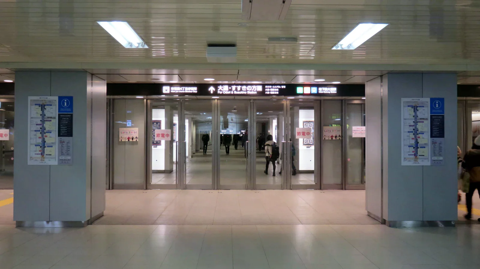 地下步行空間入口上方有往大通與薄野方向的指標，兩側設有路線圖