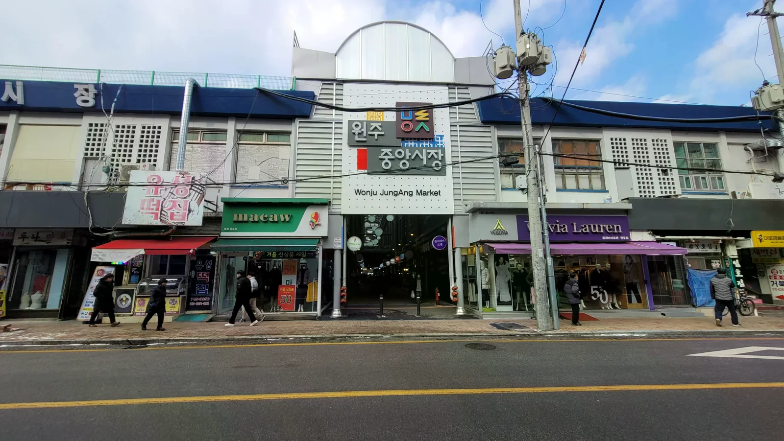 原州中央市場入口外觀，招牌寫著 Wonju JungAng Market 與韓文市場名稱