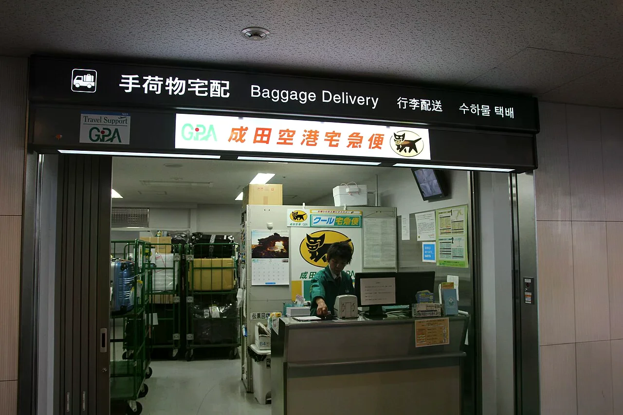成田機場宅急便櫃檯與行李籠車。