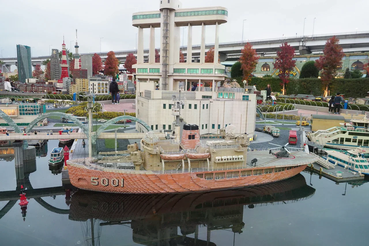 LEGOLAND Japan 園內，以積木呈現的港口船隻模型。