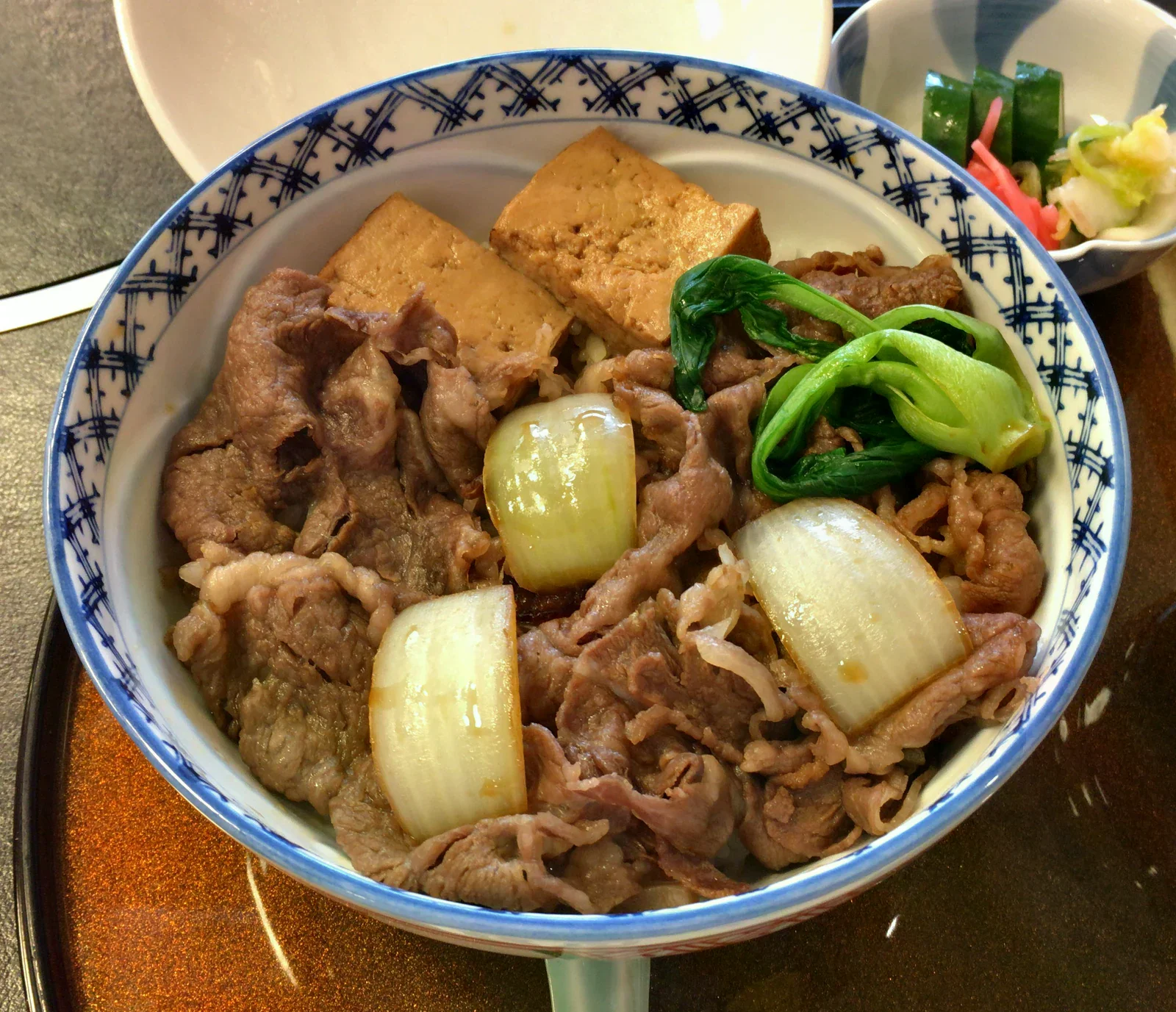 浅草今半牛丼中的牛肉、豆腐與蔬菜