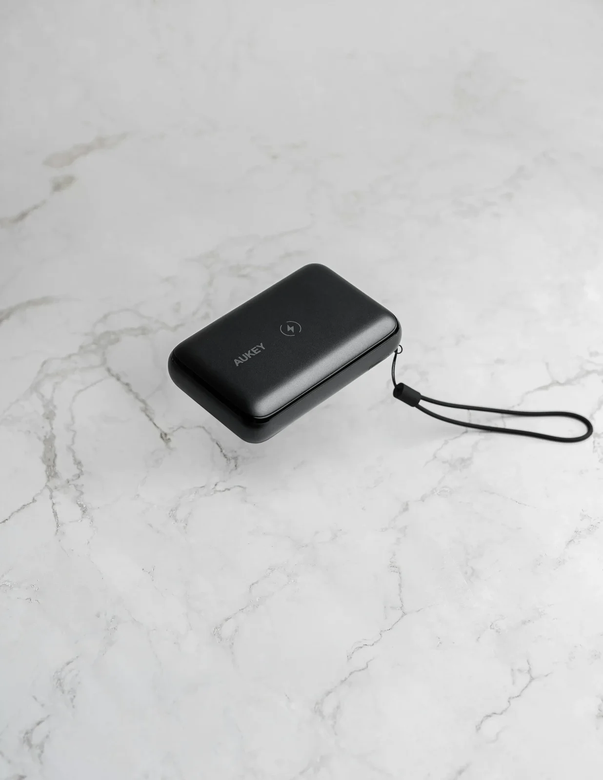 白色檯面上的黑色行動電源