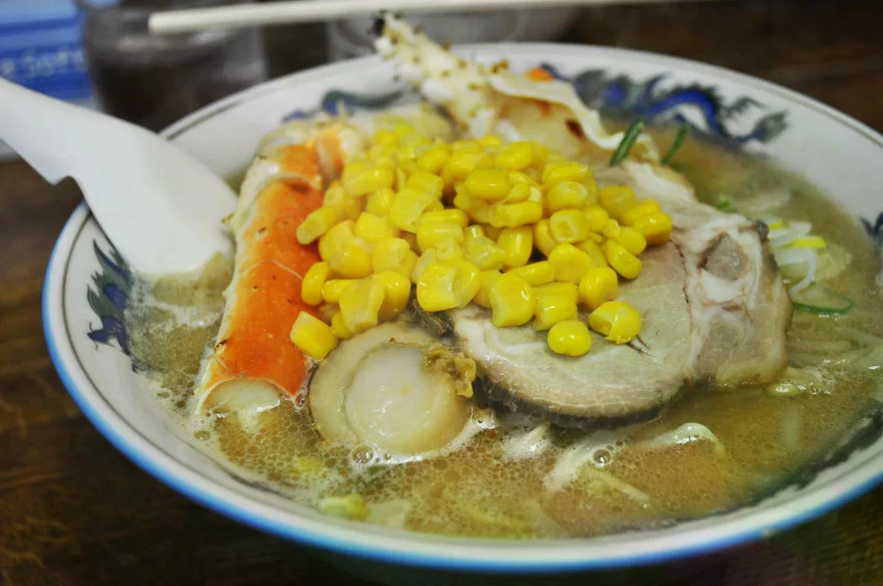 札幌一碗味噌拉麵，湯麵上有玉米、豬肉與海鮮