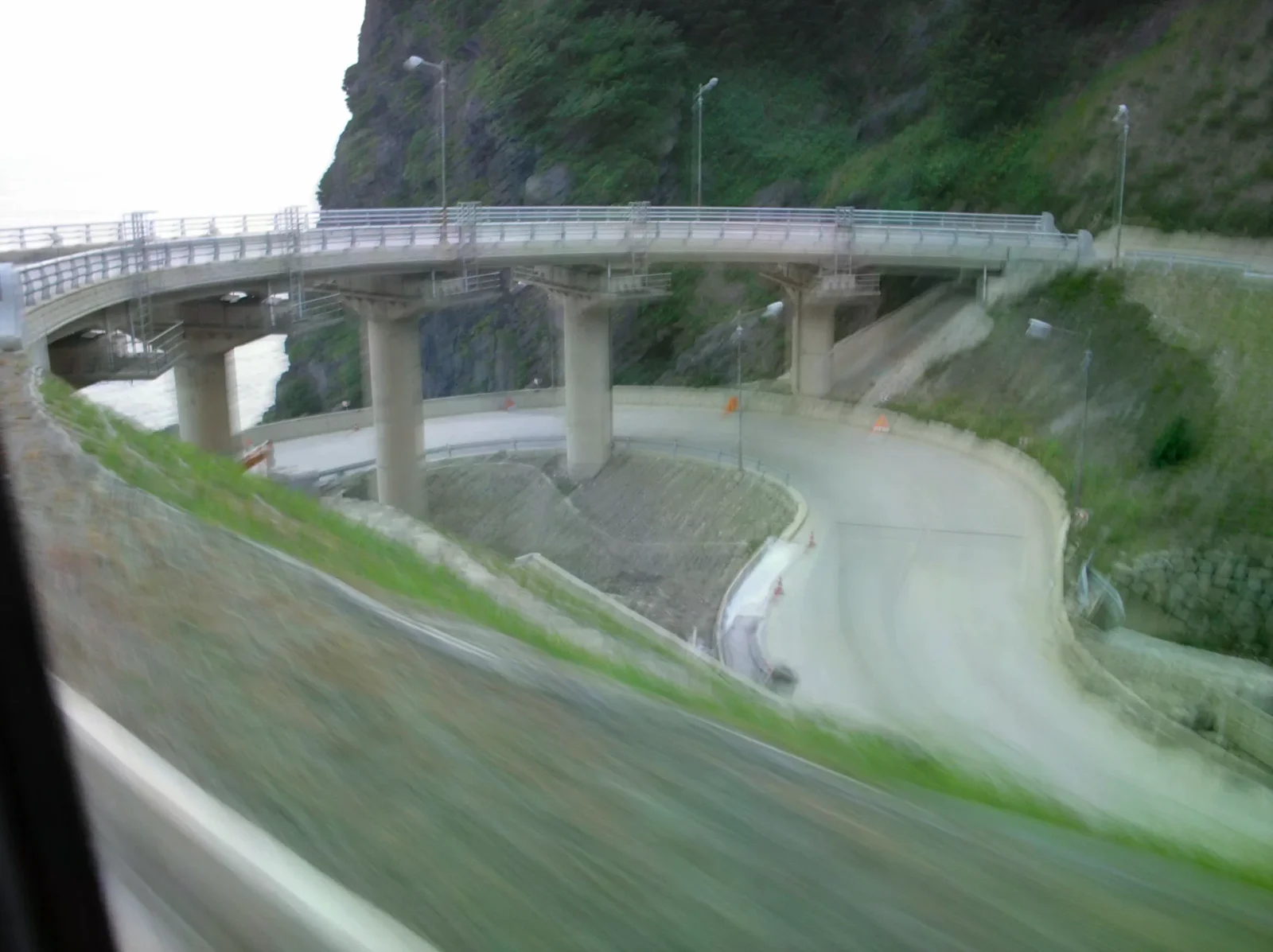 2006年鬱陵島海岸道路在山坡上迴轉的舊照片，畫面有高架路段與海岸