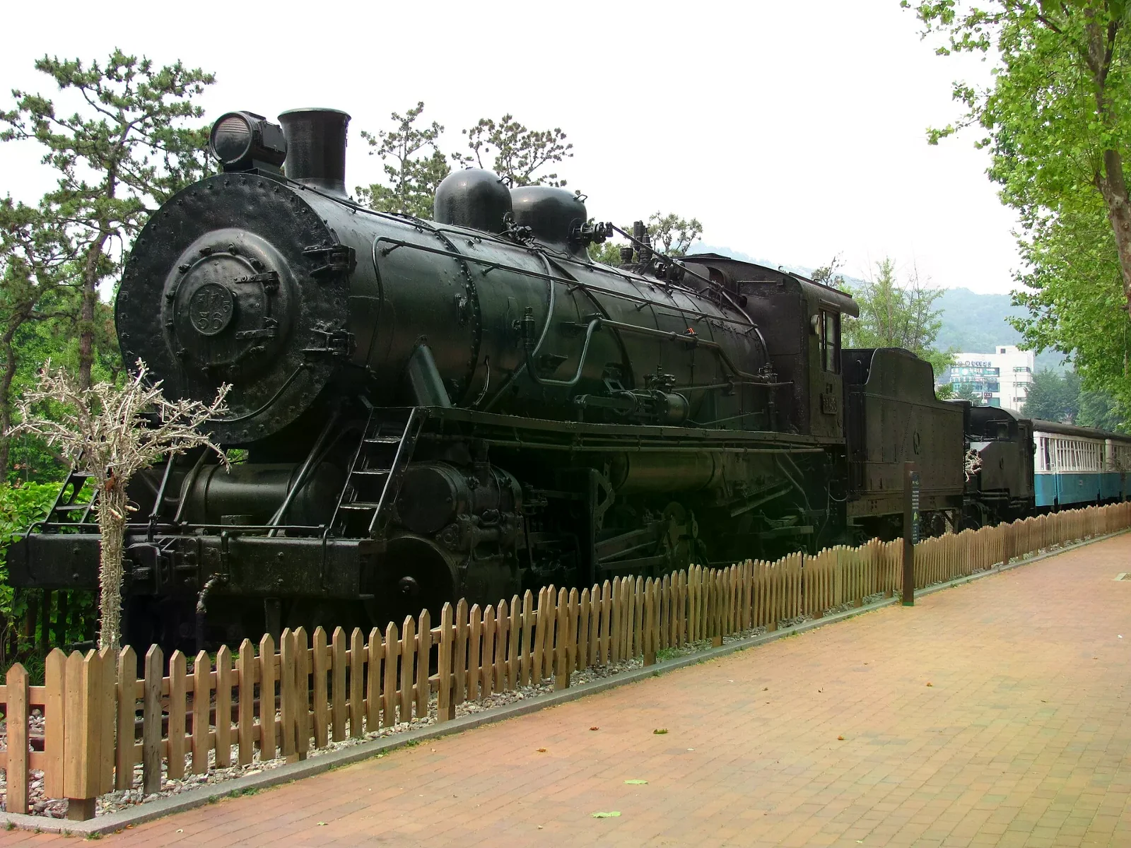 首爾兒童大公園內圍欄後的一輛展示蒸汽火車