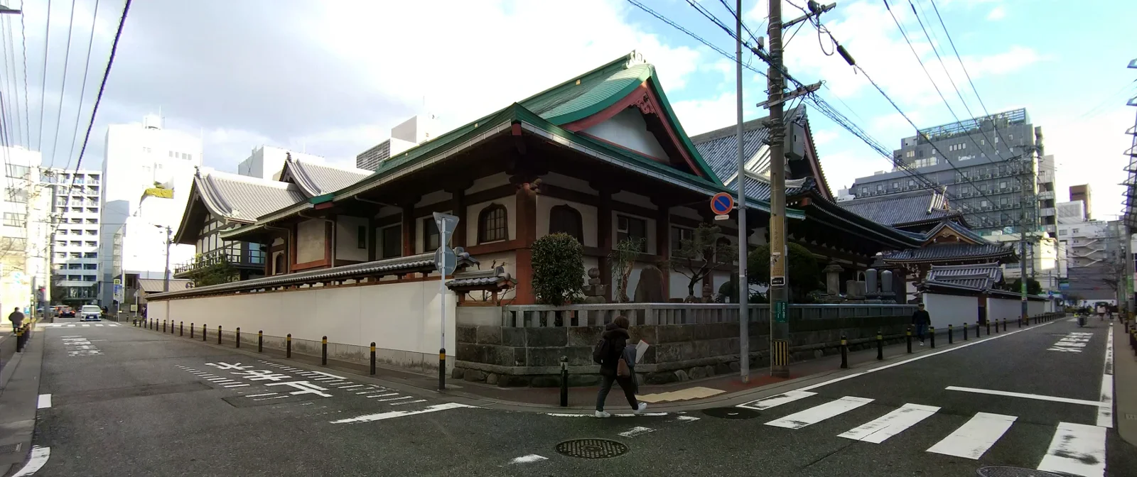 安國寺北通與あめ買い寺通交口的街景。