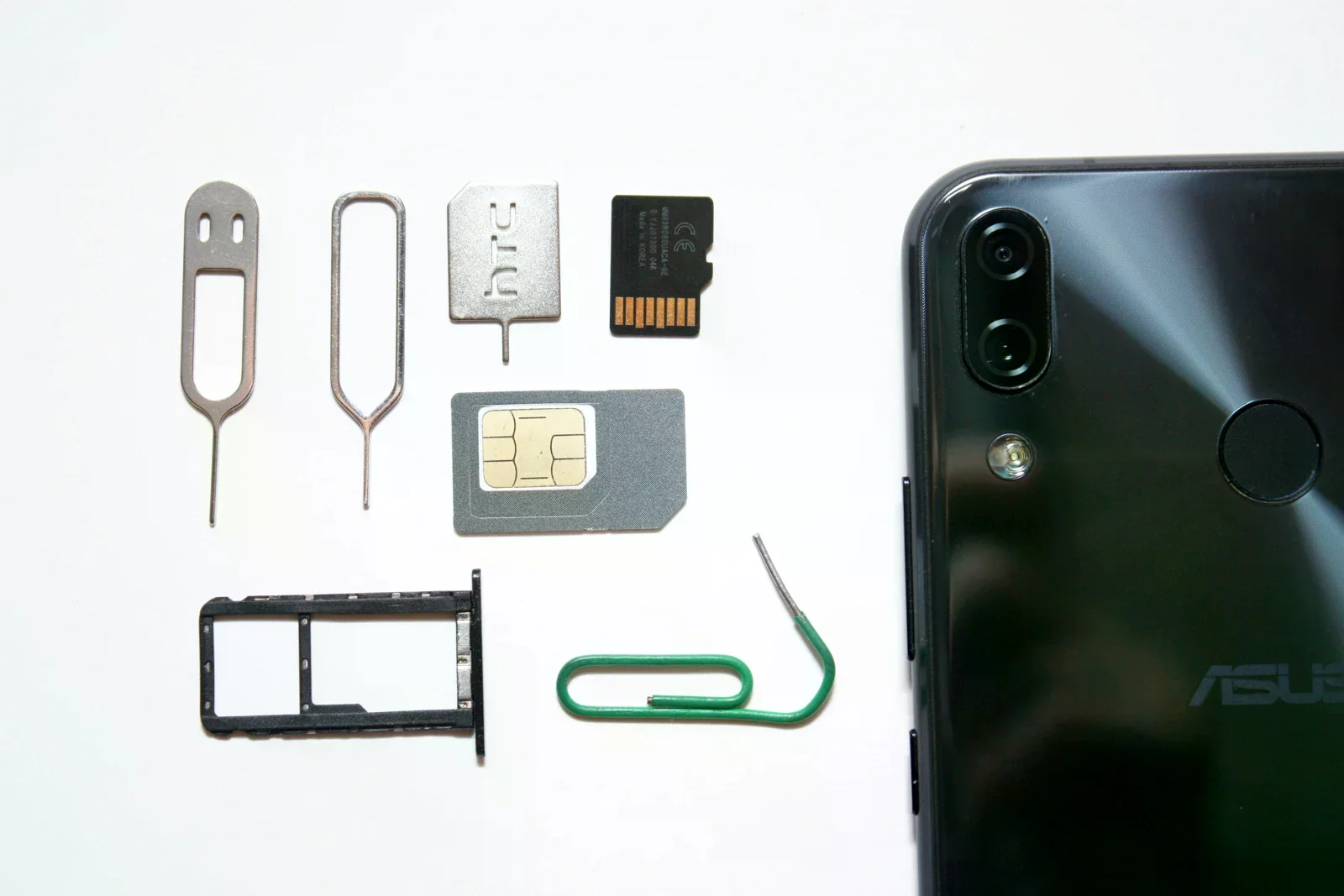 手機、SIM 卡和取卡工具放在桌面上