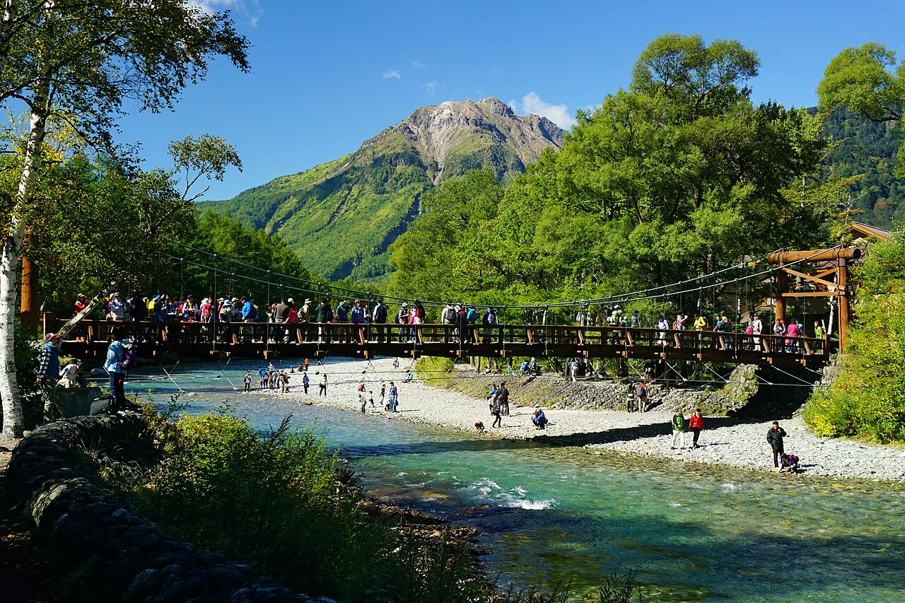 河童橋與梓川，遠方可見山稜。