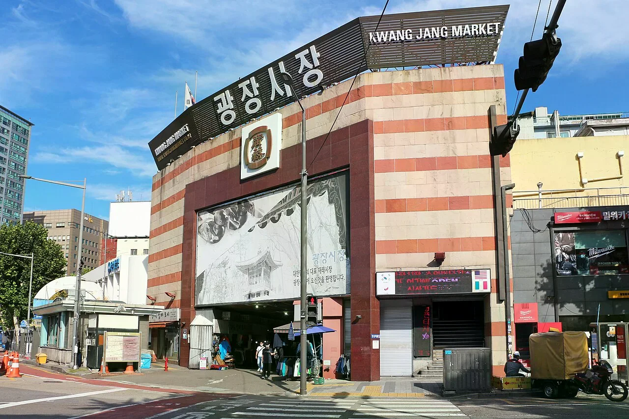 廣藏市場昌慶宮路入口外觀與市場招牌