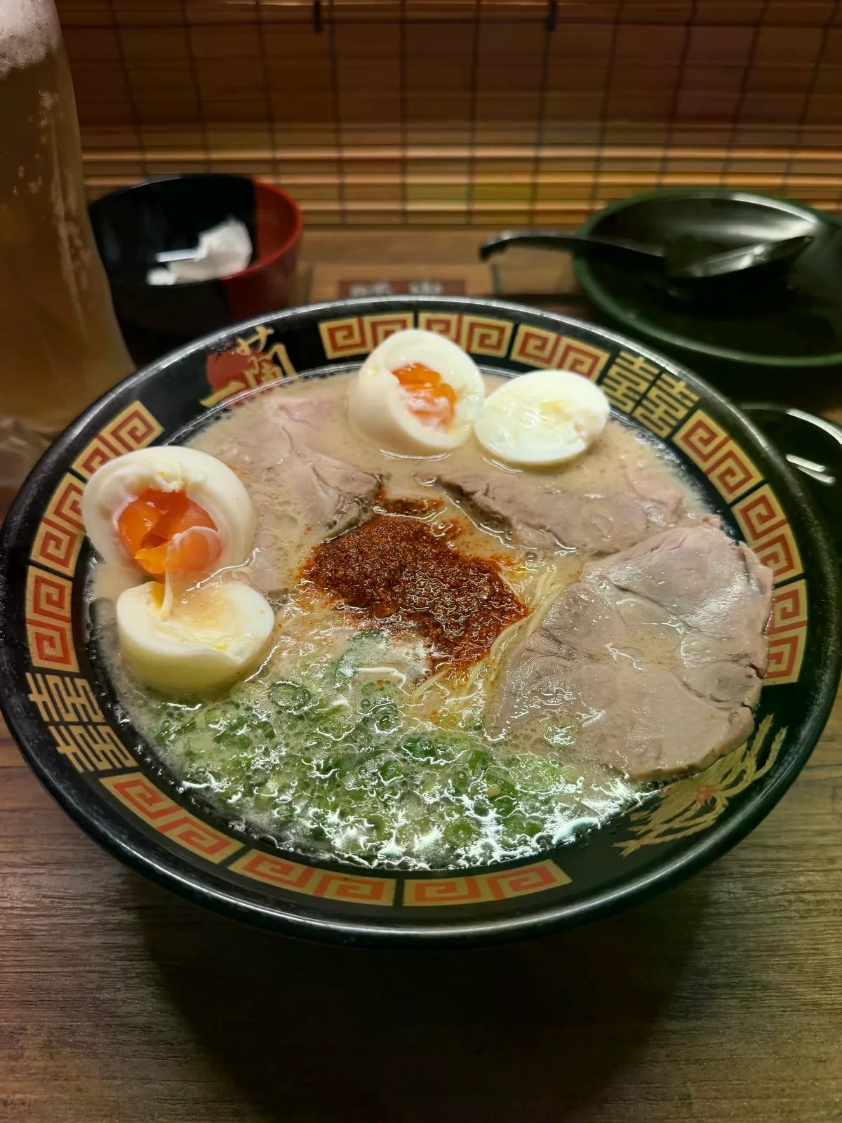 東京一蘭的豚骨拉麵碗，配叉燒與溏心蛋