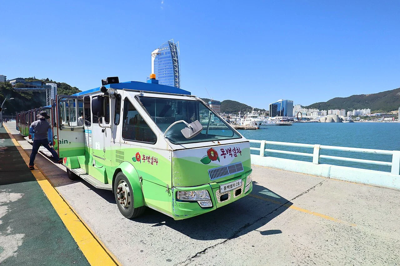 麗水梧桐島東柏列車停在港邊，車身標有韓文東柏列車