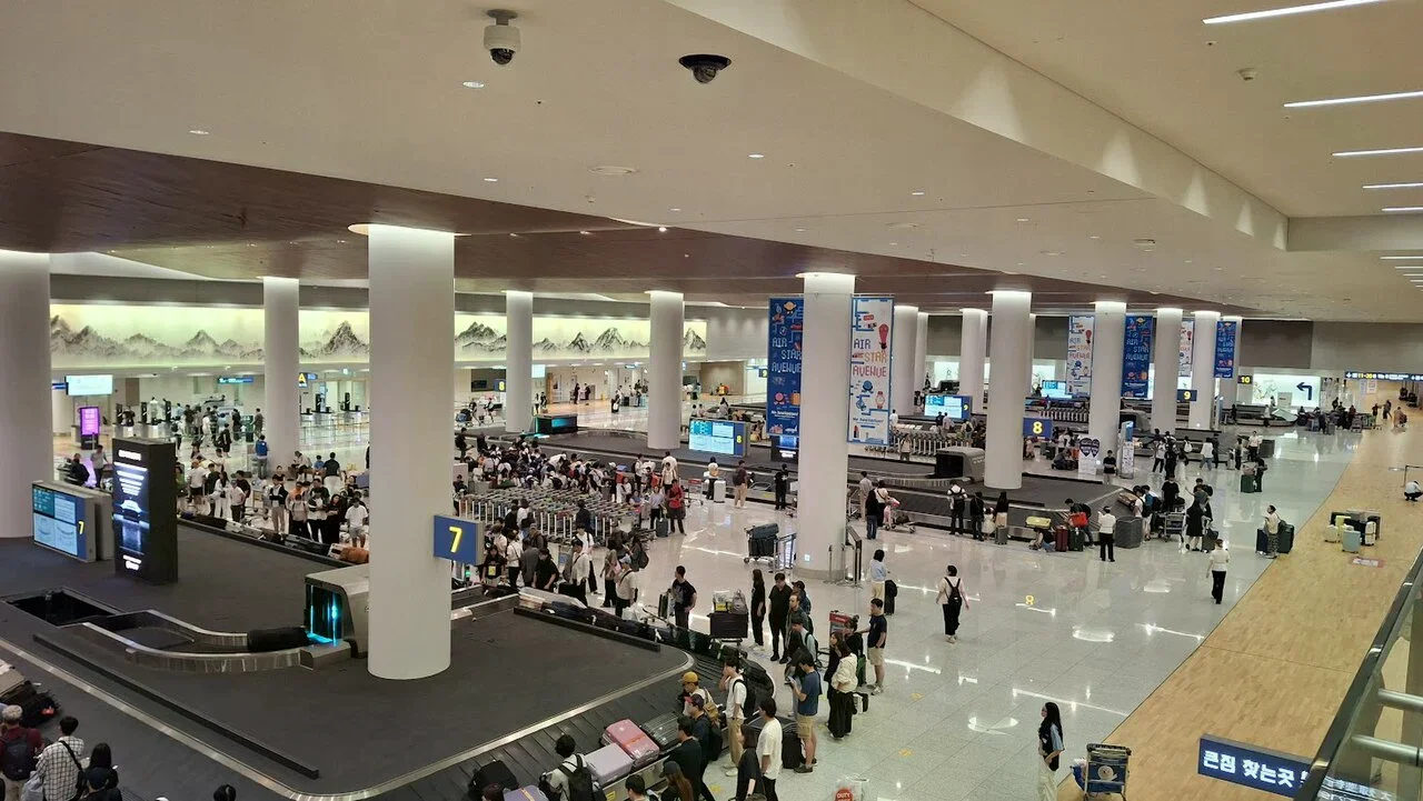 仁川國際機場第二航廈抵達大廳的行李轉盤與公共空間。