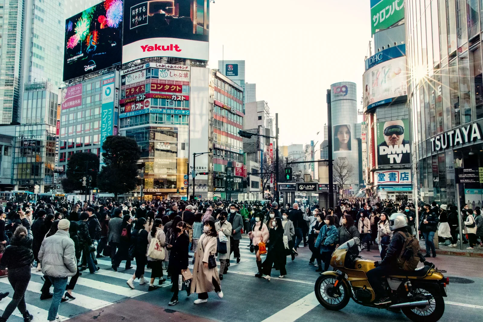 東京澀谷十字路口白天人流與周邊看板