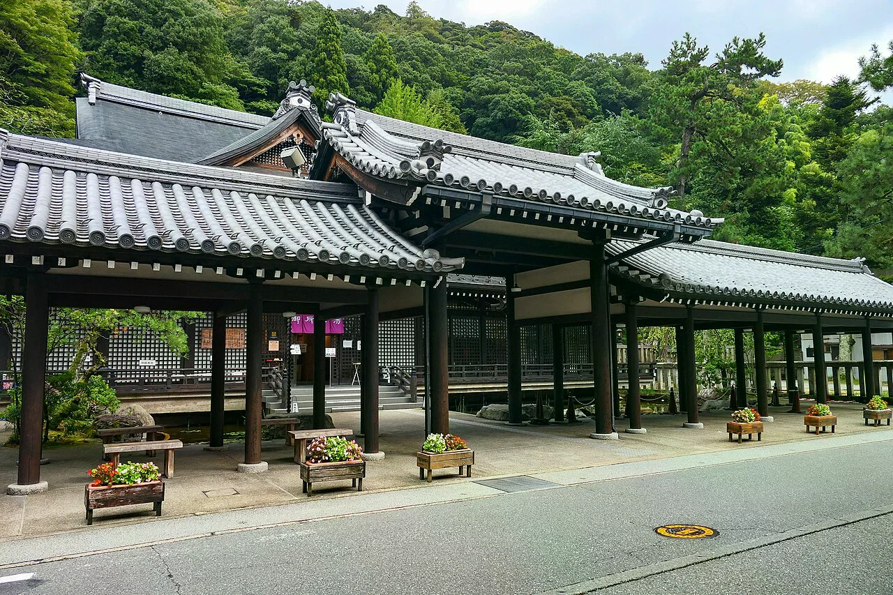 城崎溫泉御所之湯的木造入口、屋簷與庭前步道