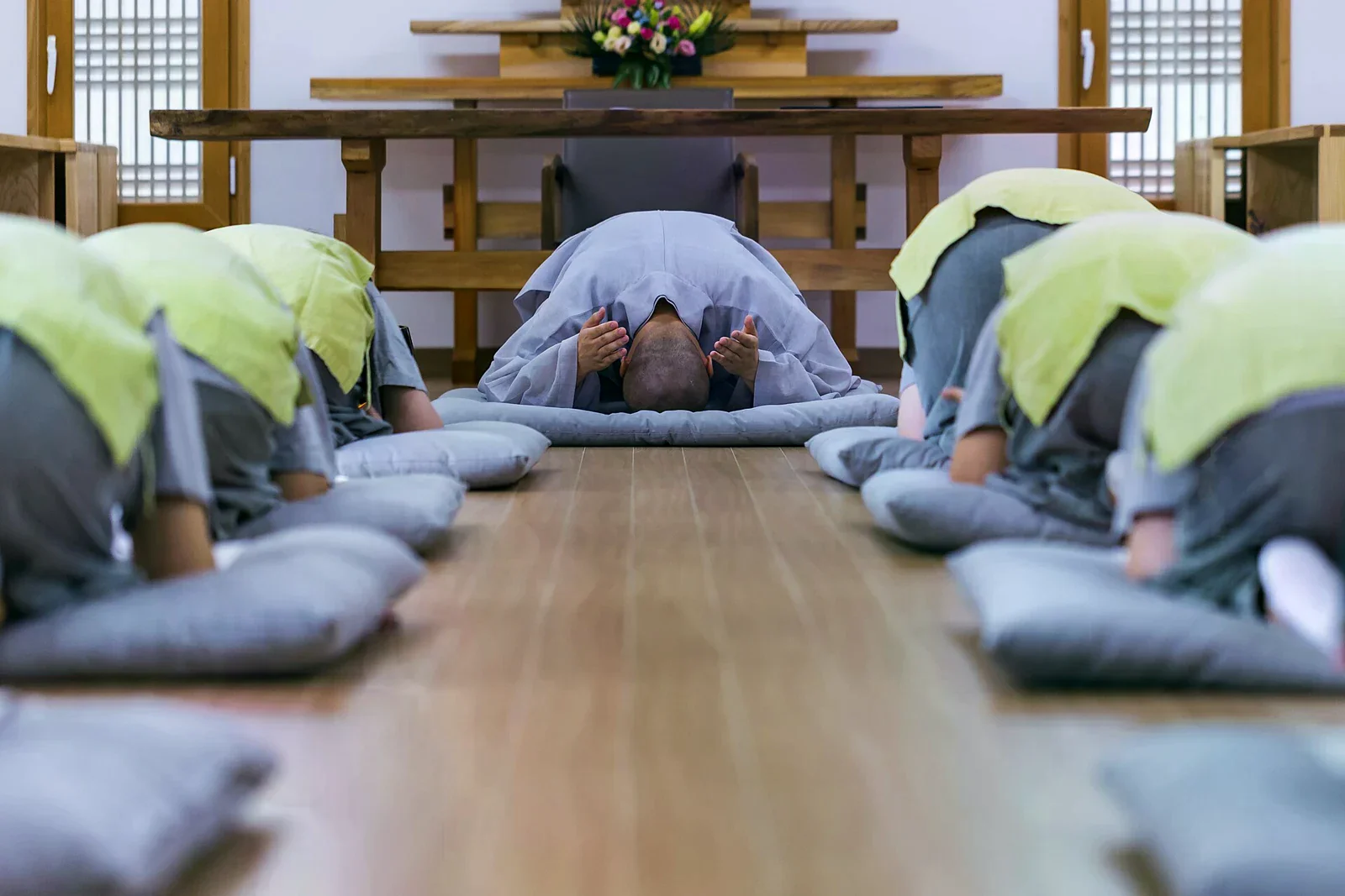 Templestay 參加者在佛堂內進行 108 拜
