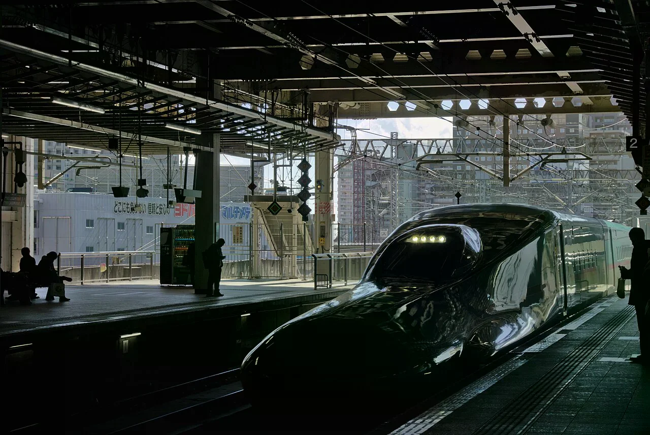 仙台站月台停靠的 Hayabusa 號新幹線。