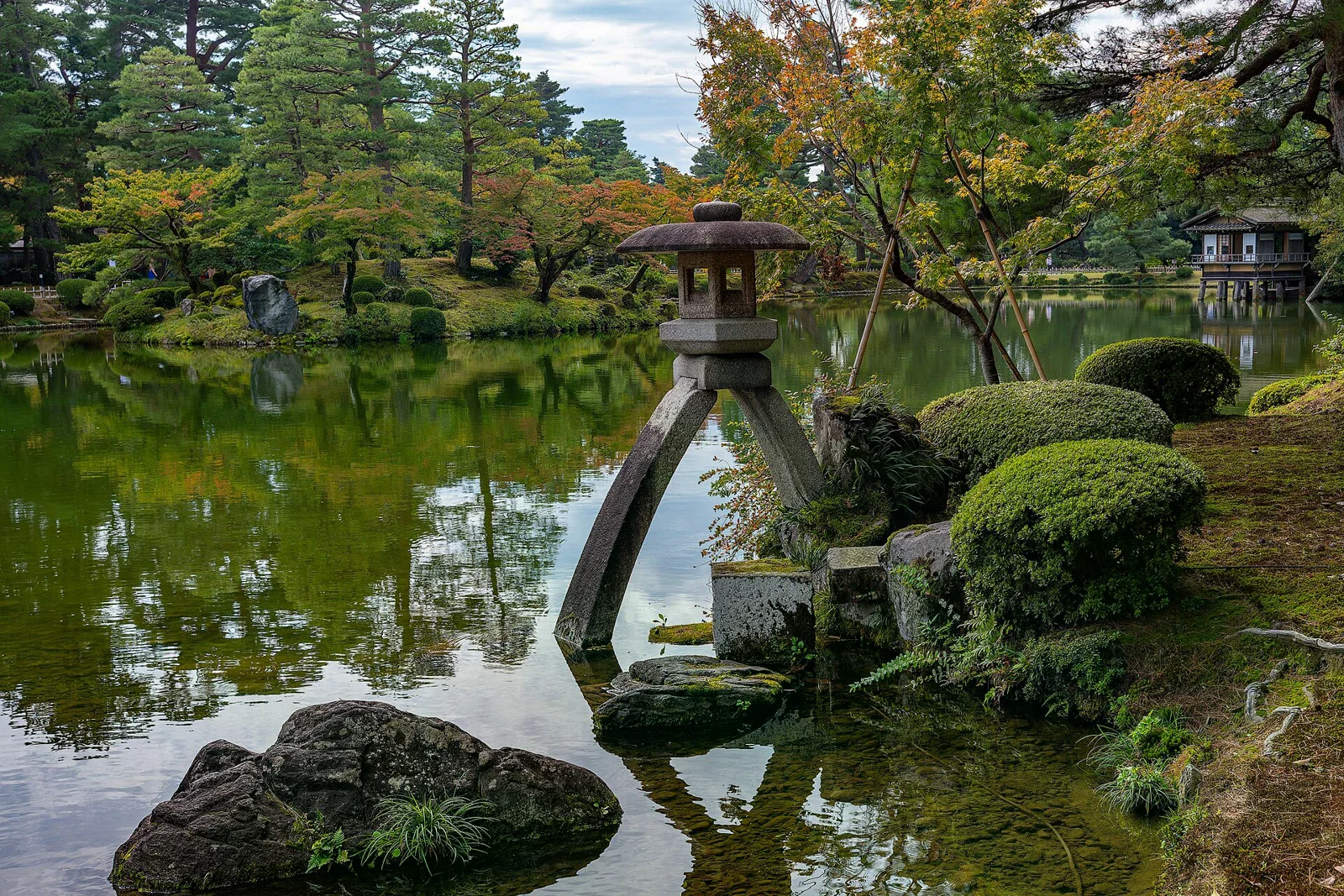 兼六園池塘、石燈籠與庭園樹木。