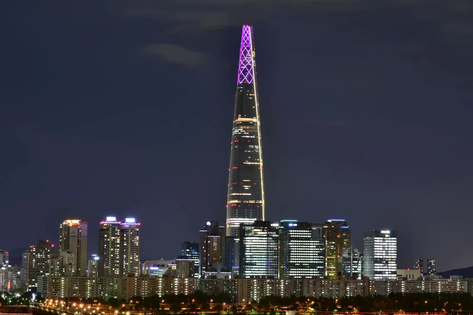 2018 年的樂天世界塔夜景。