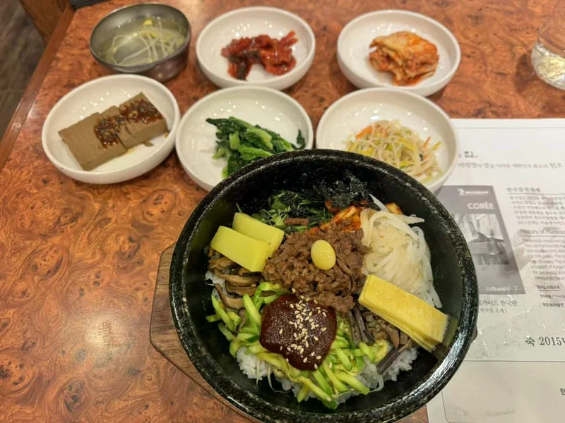 全州 Hankook Jib 餐館供應的拌飯與配菜。