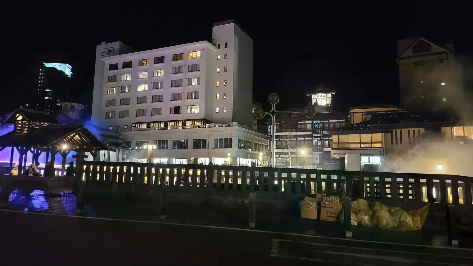 夜間點燈的草津湯畑與周邊溫泉街建築