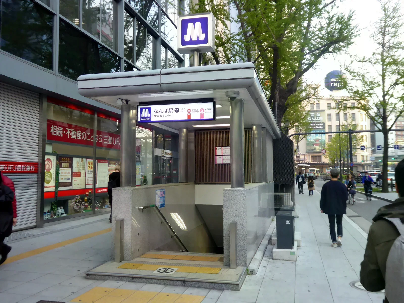 Metro難波站11號入口招牌與階梯