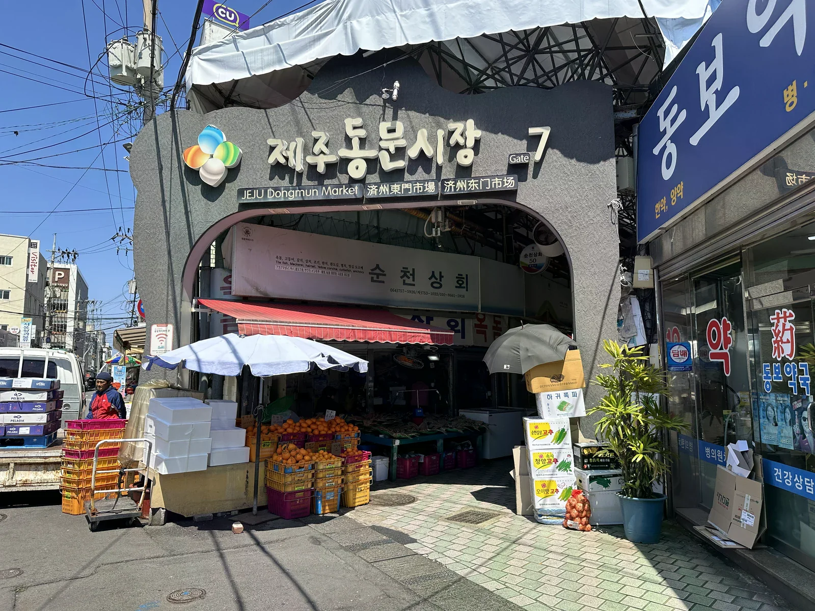濟州東門傳統市場第 7 號入口與店面。