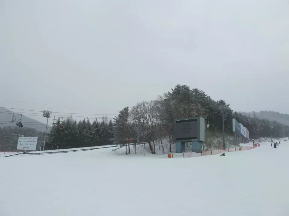 龍平滑雪度假村雪道與吊椅的冬季景色