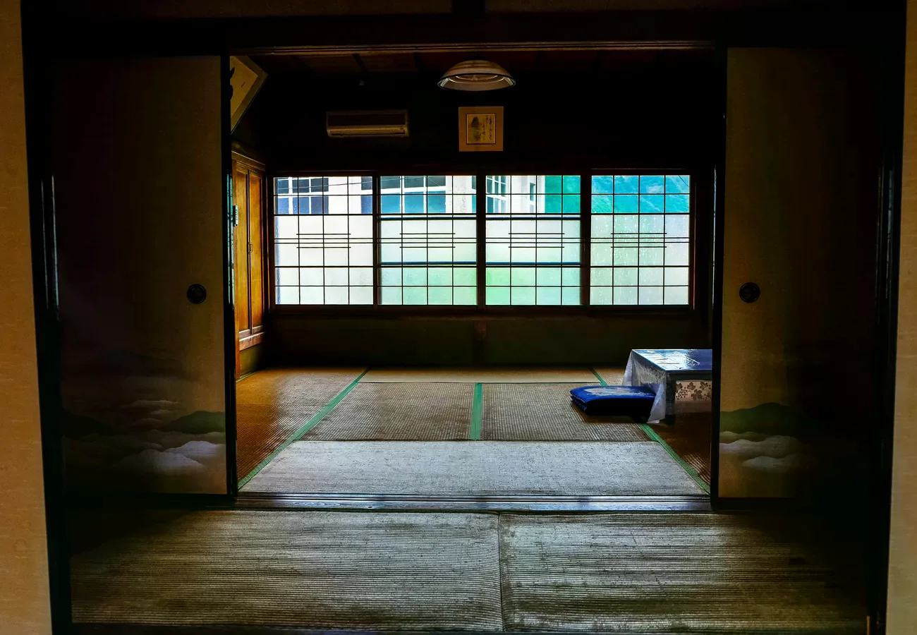 日本旅館和室內的榻榻米與窗戶，並非高松旅館或套餐房型