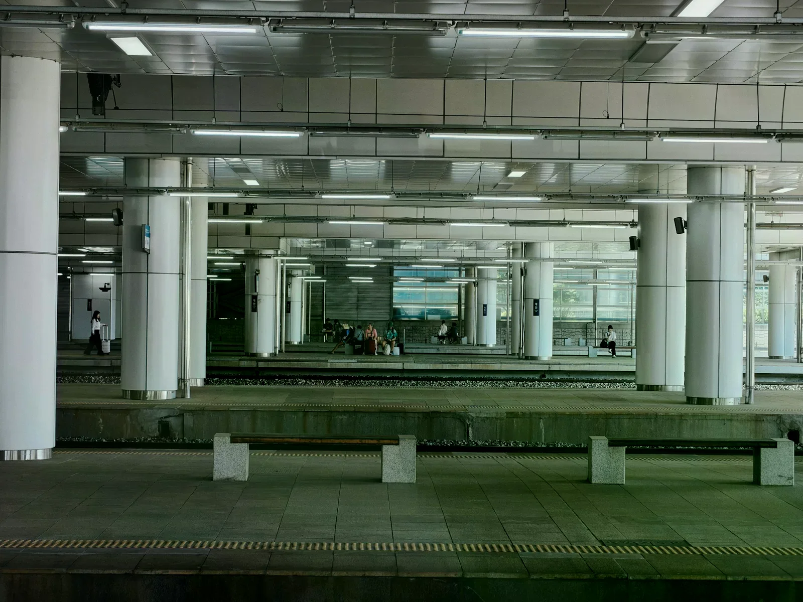 大田站月臺與候車旅客