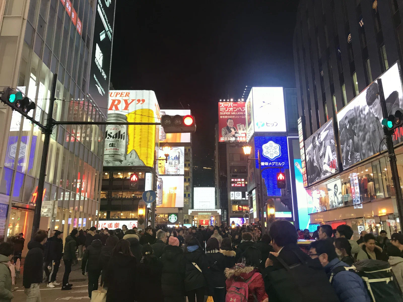 戎橋附近商店街招牌與夜間人潮