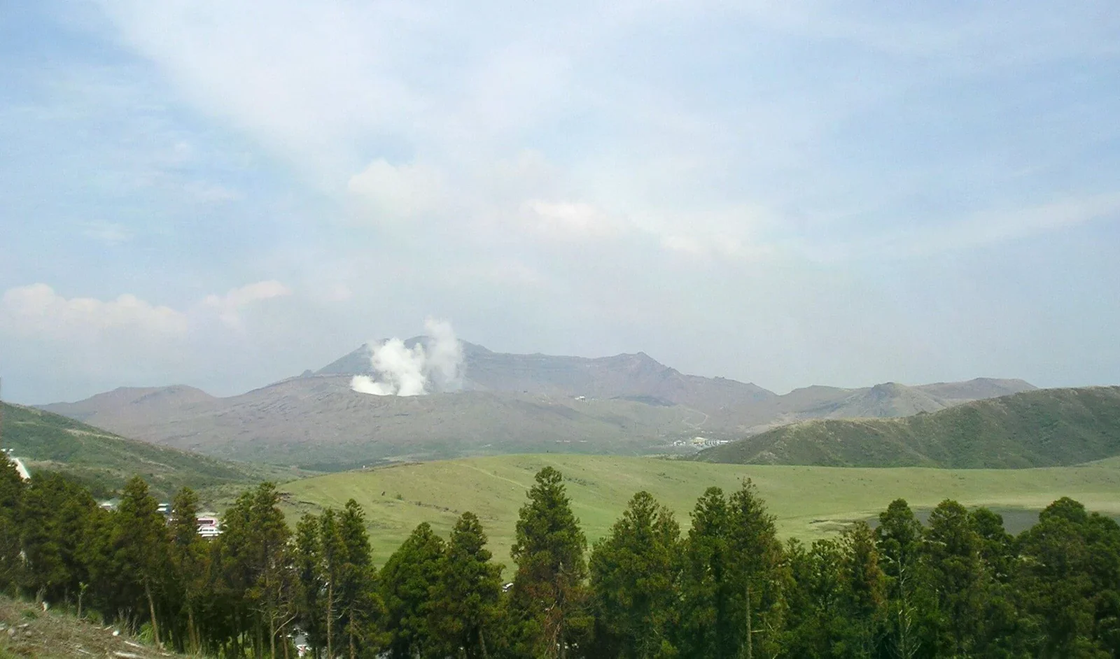 從草千里觀景處眺望阿蘇火山口與火山地形;照片拍攝於 2010 年。