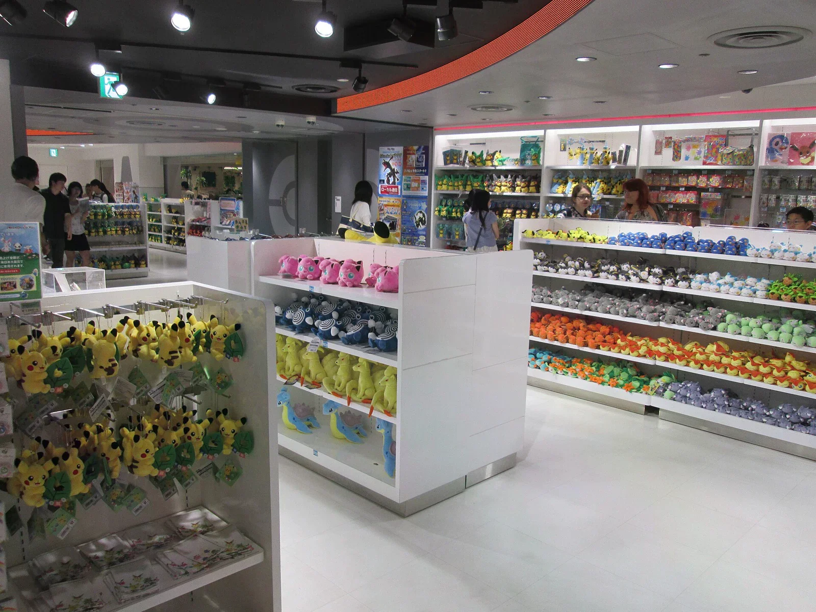 池袋 Mega Tokyo 店內角色周邊貨架，2016年照片。