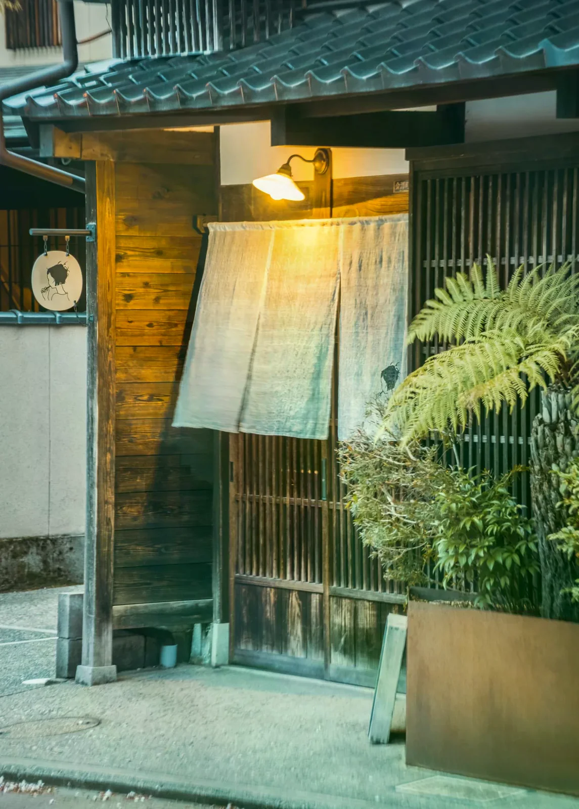 金澤街區一間木造店面、門簾和植栽，作為傳統街景情境照