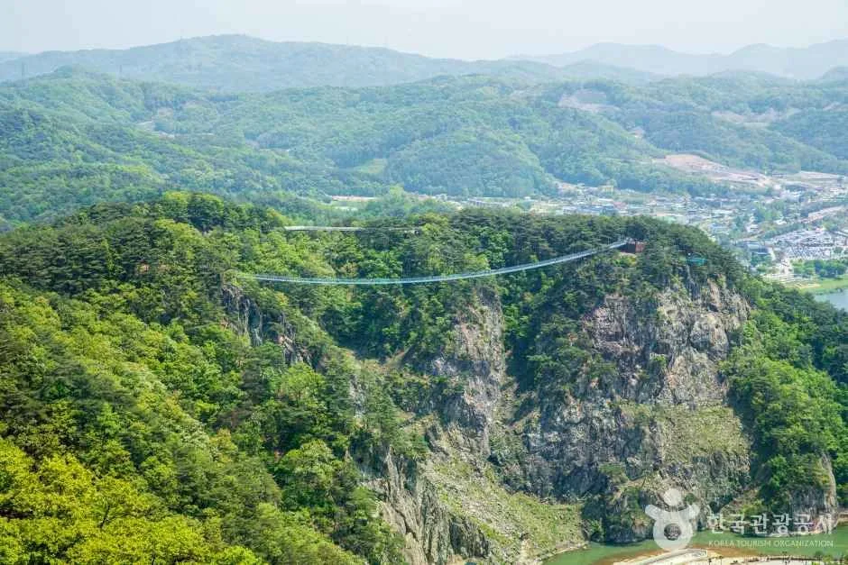 原州小金山Grand Valley峽谷中的長橋與綠色山壁，從高處遠望