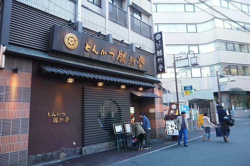 新市街勝烈亭本店黑色招牌與入口