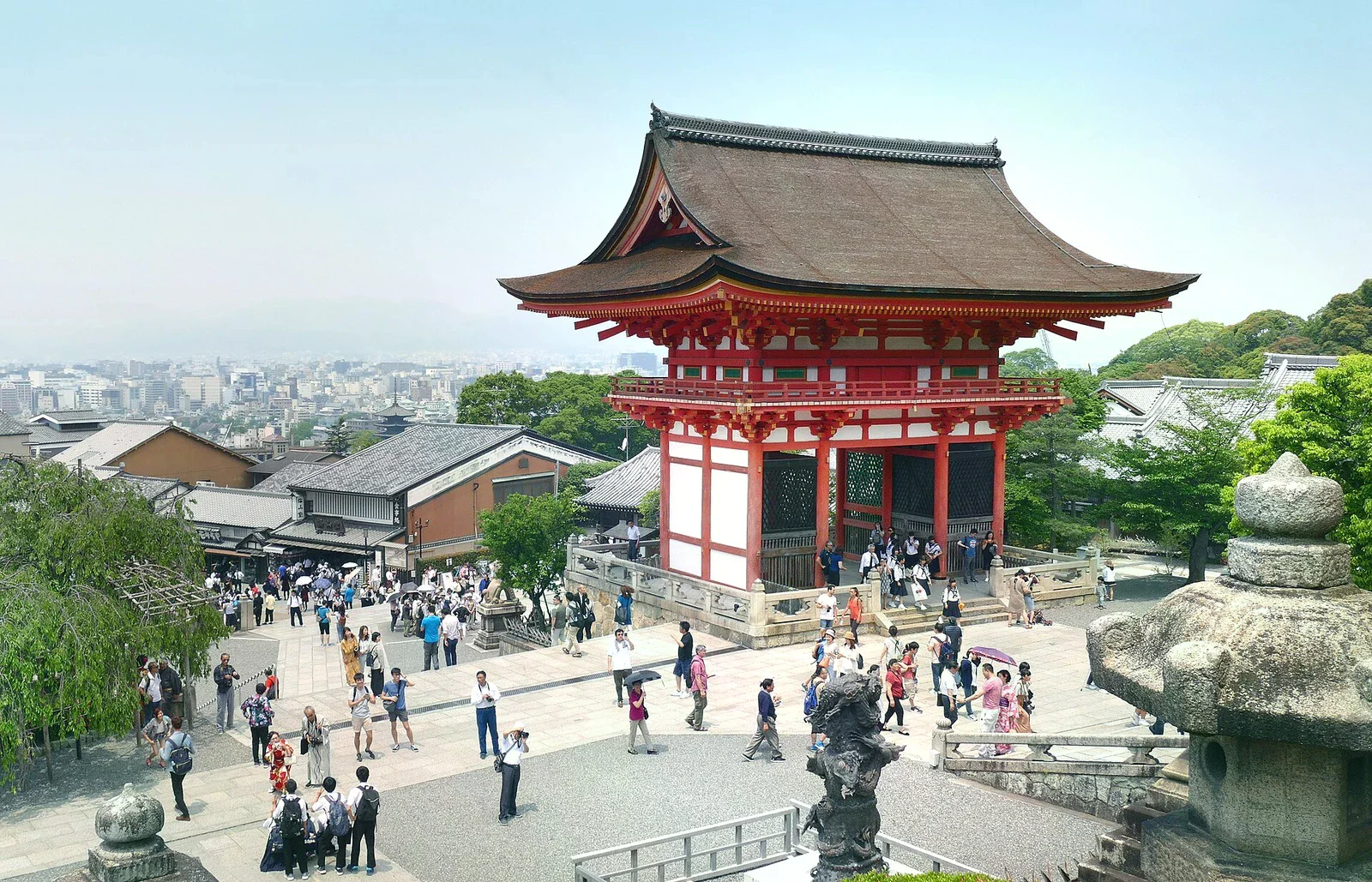 清水寺境內朱紅色堂宇，遠處可見京都市區。