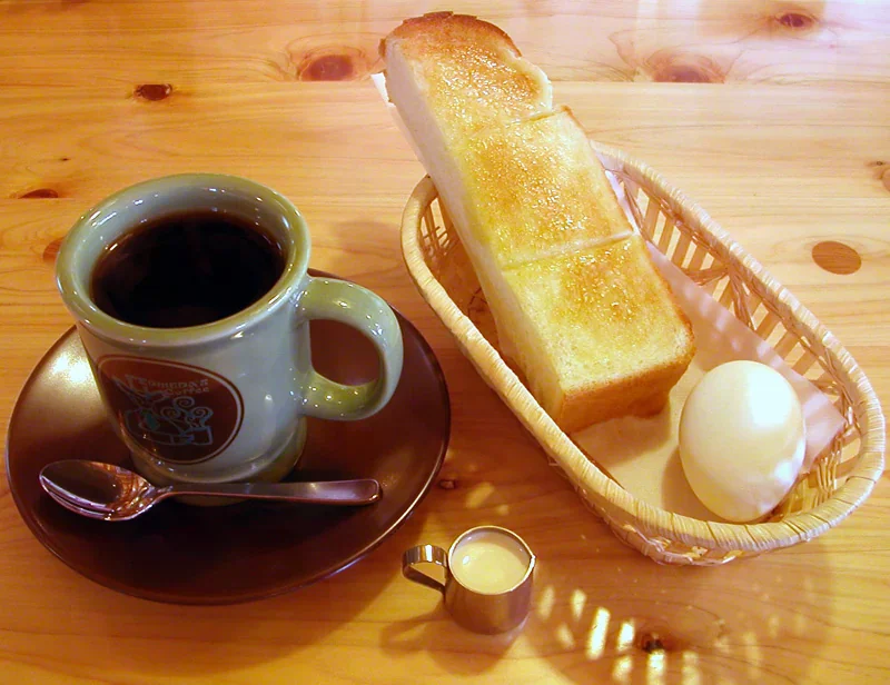 咖啡、半片吐司與水煮蛋組成的喫茶店早餐