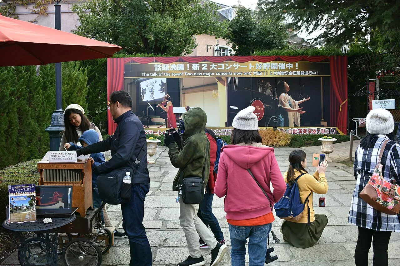 河口湖音樂與森美術館入口庭院與到訪旅客